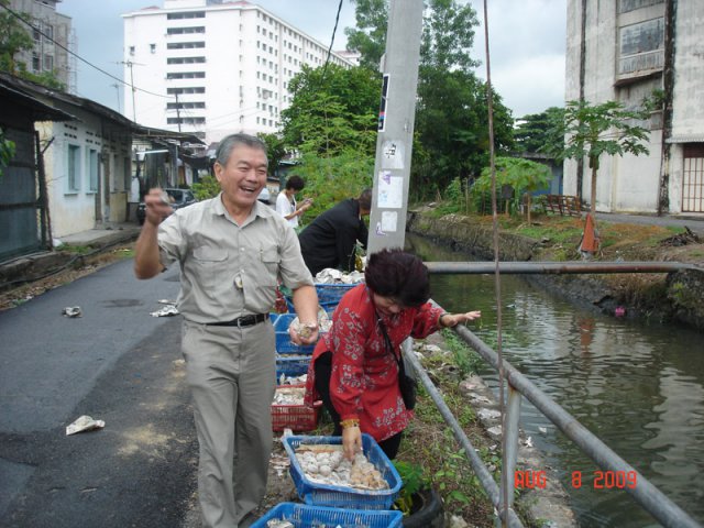 8YB Tuan Lim Hock Seng melontar Mud Ball pada 8-8-2009 di Jalan Telaga Air, Butterworth